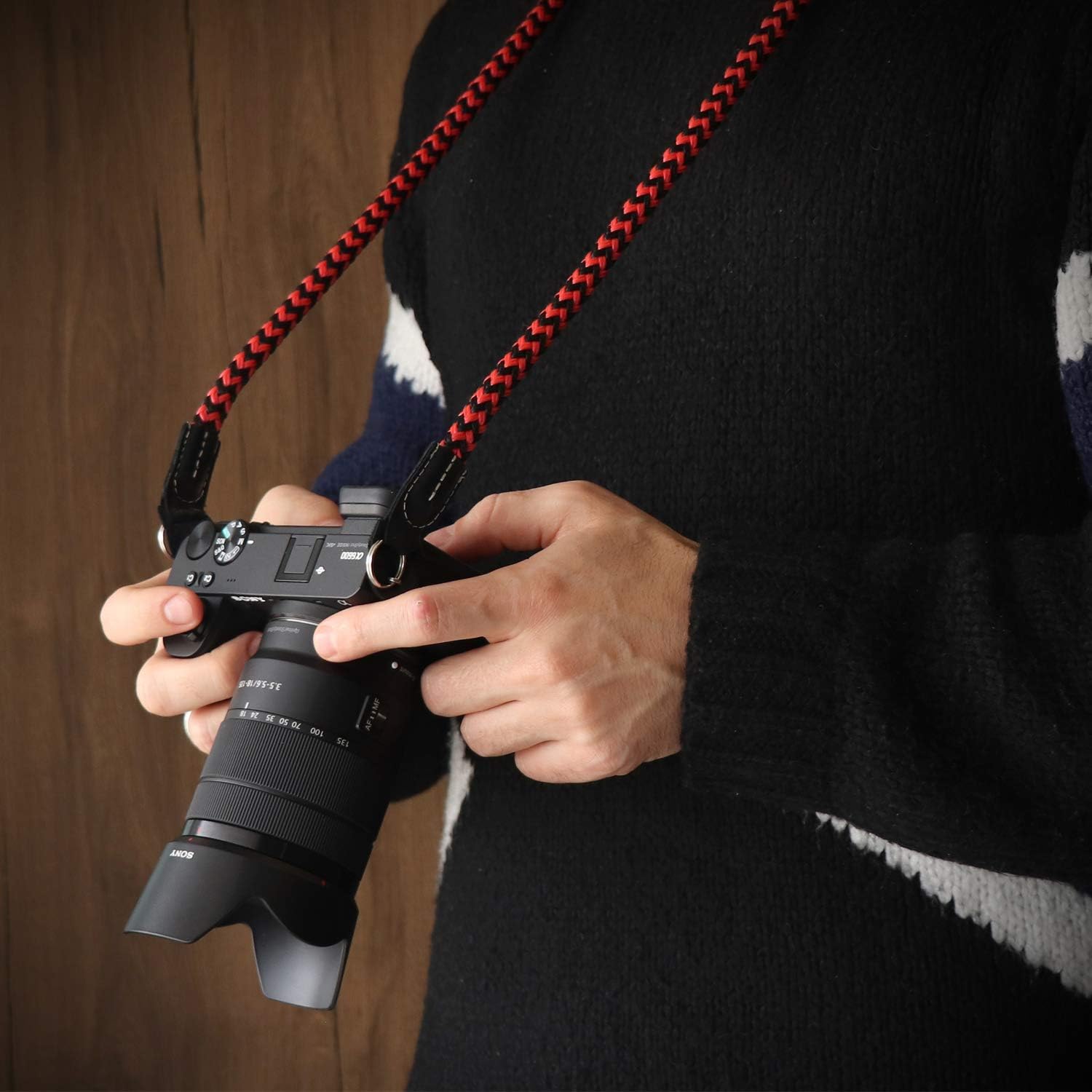 Thumbnail 2 de MegaGear Handgelenkschlaufe MG Large – robustes Handgelenkband für SLR/DSLR-Kameras (100 cm, Schwarz/Rot)