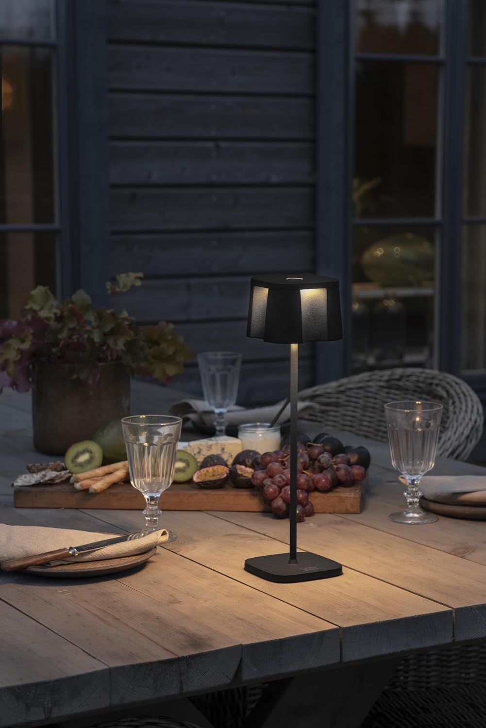 Detalle 2 de Konstsmide Nice 7818-750 – lampa stołowa LED z aluminium, IP54 i USB-C