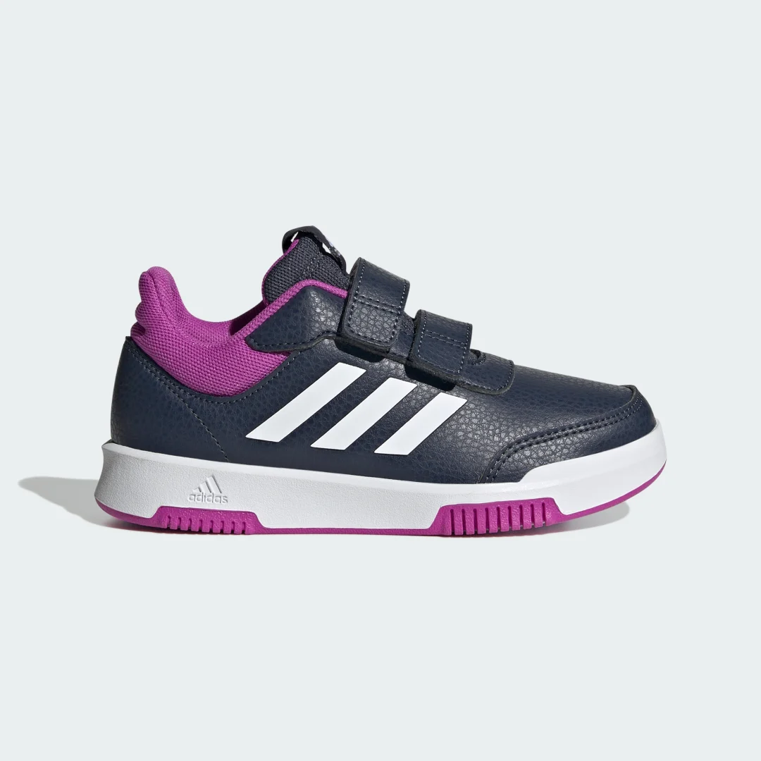 Detalle de Adidas Tensaur Hook and Loop: zapatilla de entrenamiento azul con cierre de gancho y bucle