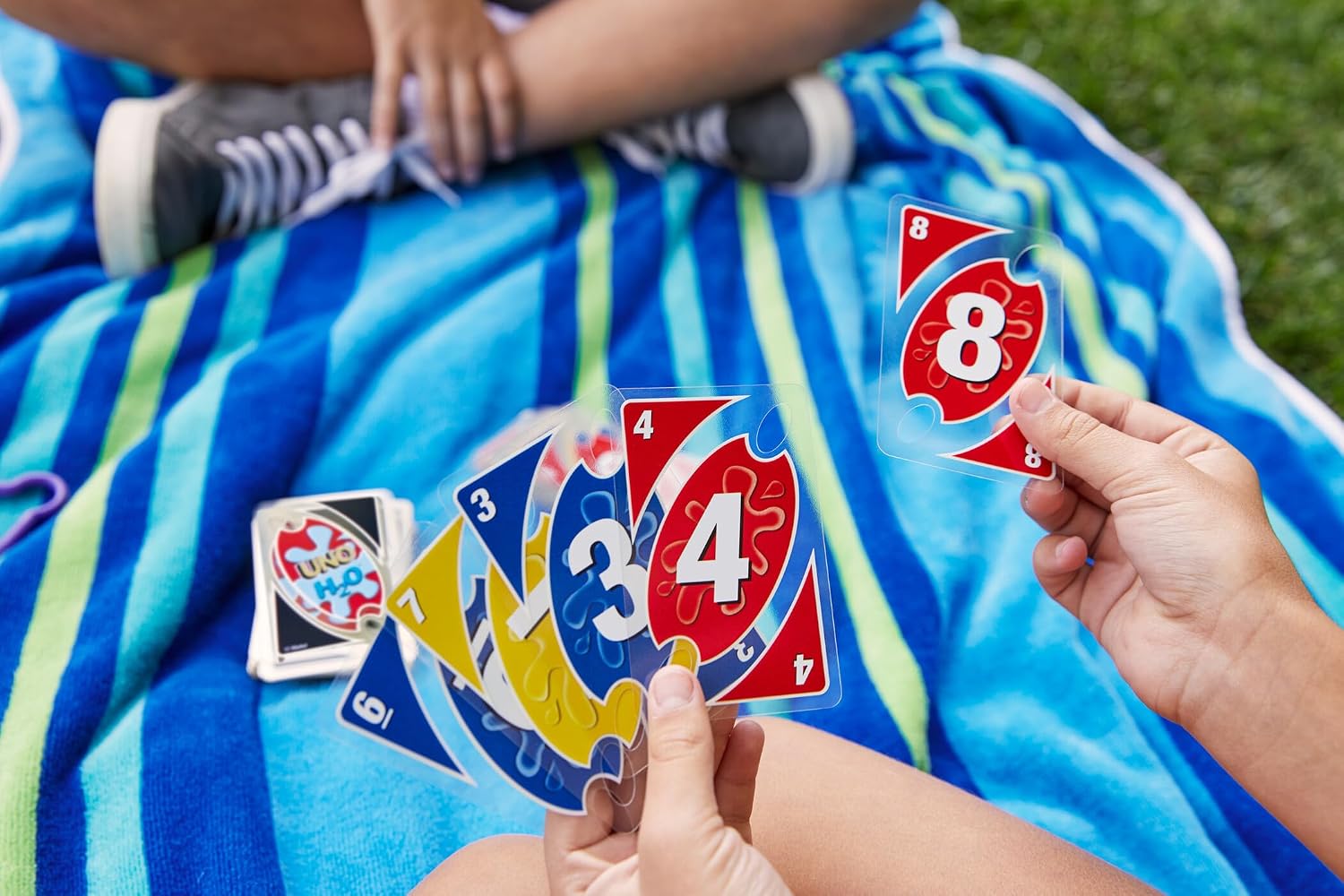 Detalle de Mattel Games UNO H2O to Go: Water‑Resistant UNO for Travel and Outdoors