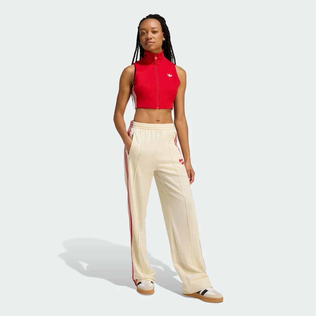 Detalle de PANTALÓN HOLGADO FIREBIRD de Adidas - mirada moderna a un clásico blanco
