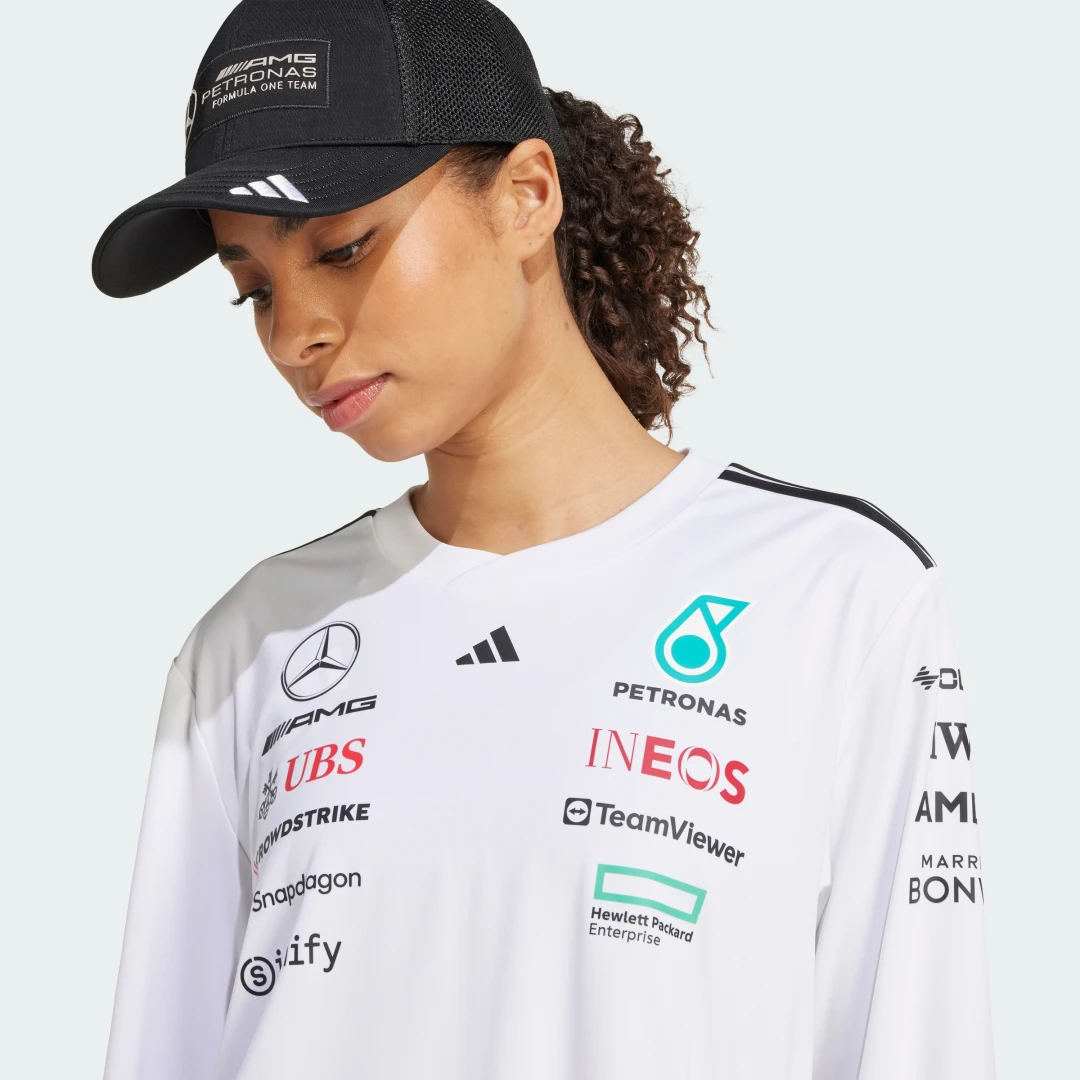 Detalle 2 de Mercedes AMG Petronas Snapback Trucker con logo