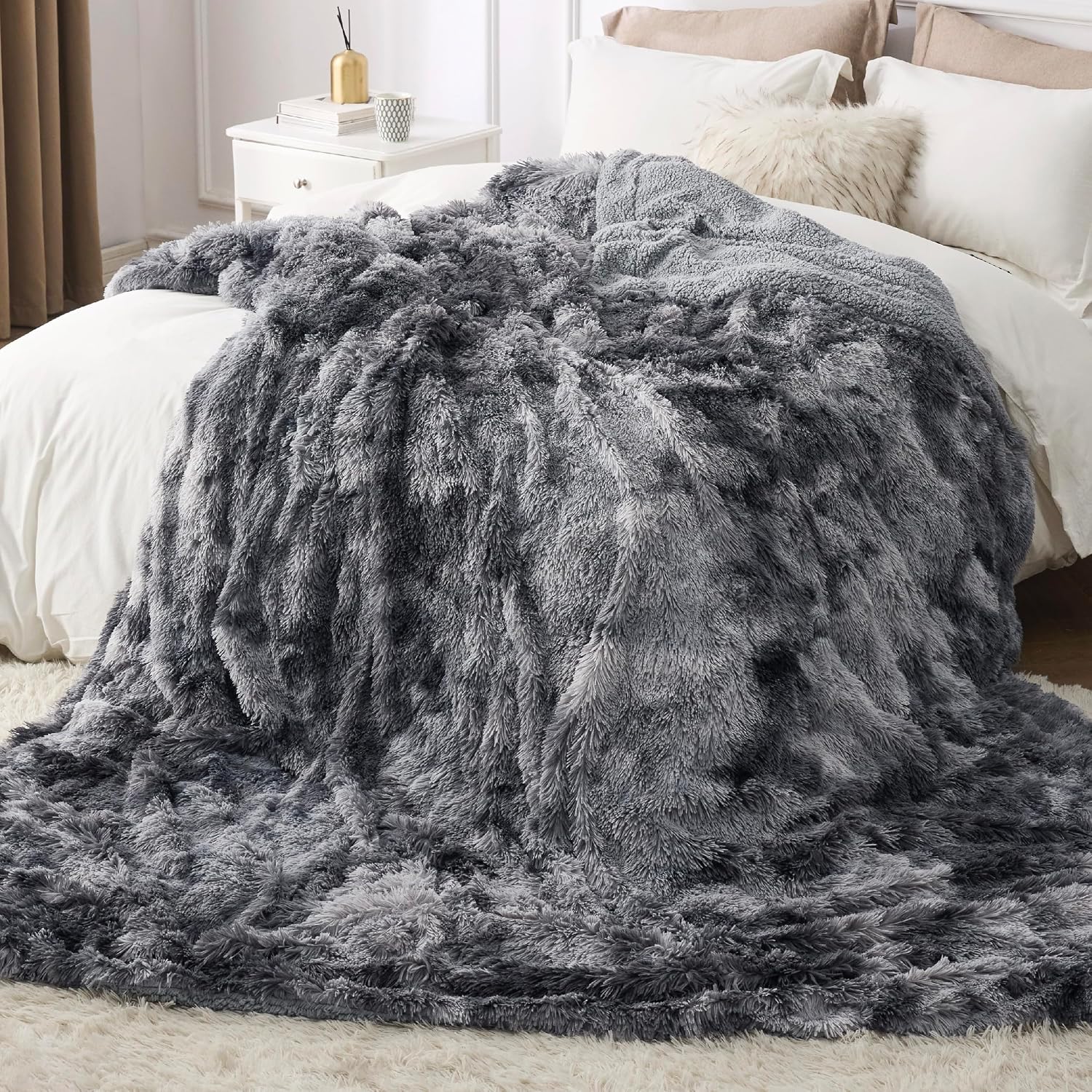Detalle 2 de Bedsure King Faux Fur Blanket, 108"x90", Reversible Plush and Sherpa