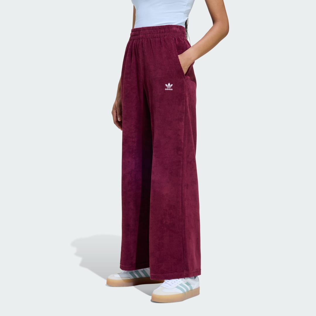 Detalle de Pantalón de chenilla Essentials de Adidas – comodidad versátil en Burgundy