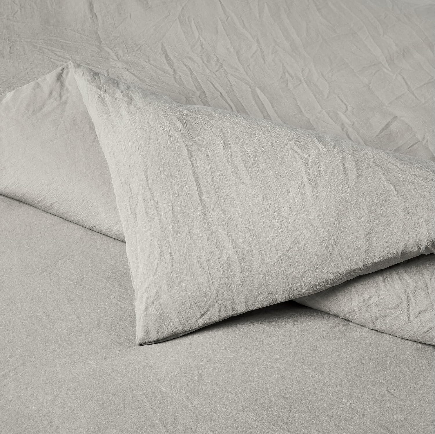 Detalle de Amazon Basics Bettwäsche-Set aus Mikrofaser, 3-teilig, Grau, 240x220 cm + 2x 50x80 cm