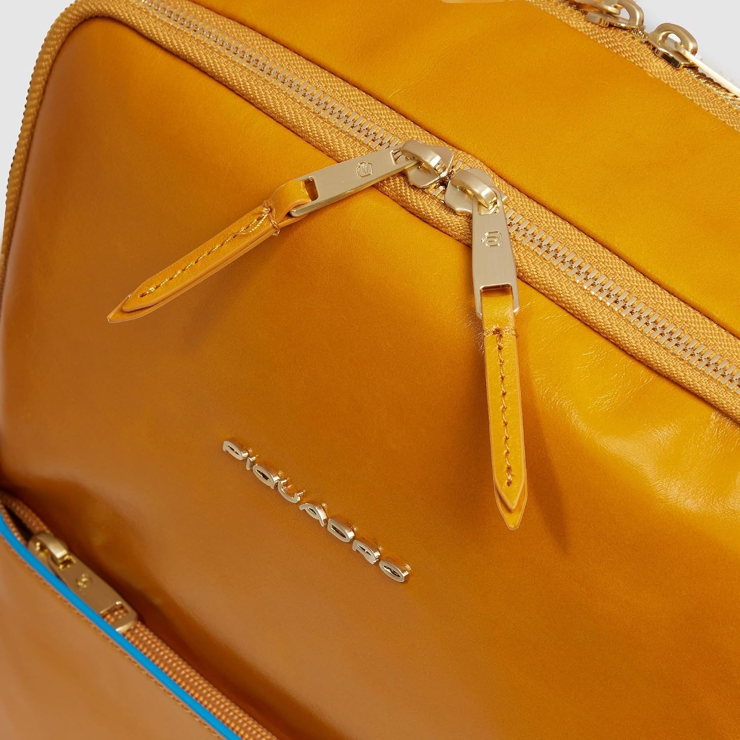 Detalle de PIQUADRO Zaino donna in pelle porta PC 14": eleganza italiana con compartimento per tablet e protezione RFID