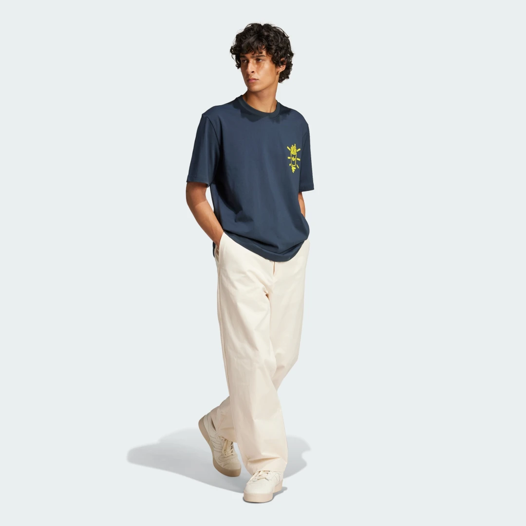 Detalle de Camiseta adidas Originals azul: estilo icónico y comodidad para el día a día