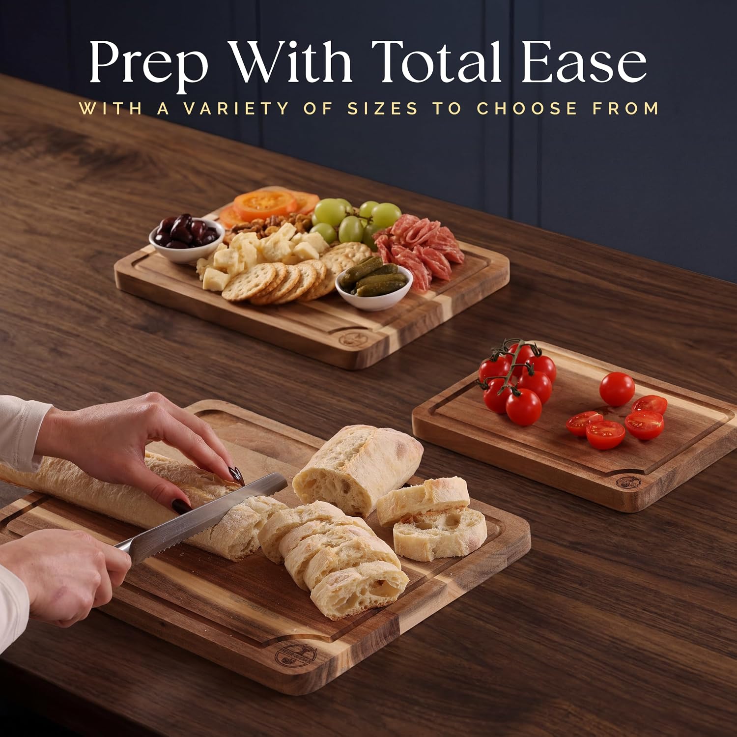 Detalle de Pre-Oiled 3-Piece Acacia Cutting Board Set with Stand (FSC Certified) + 3.4 fl oz Board Oil