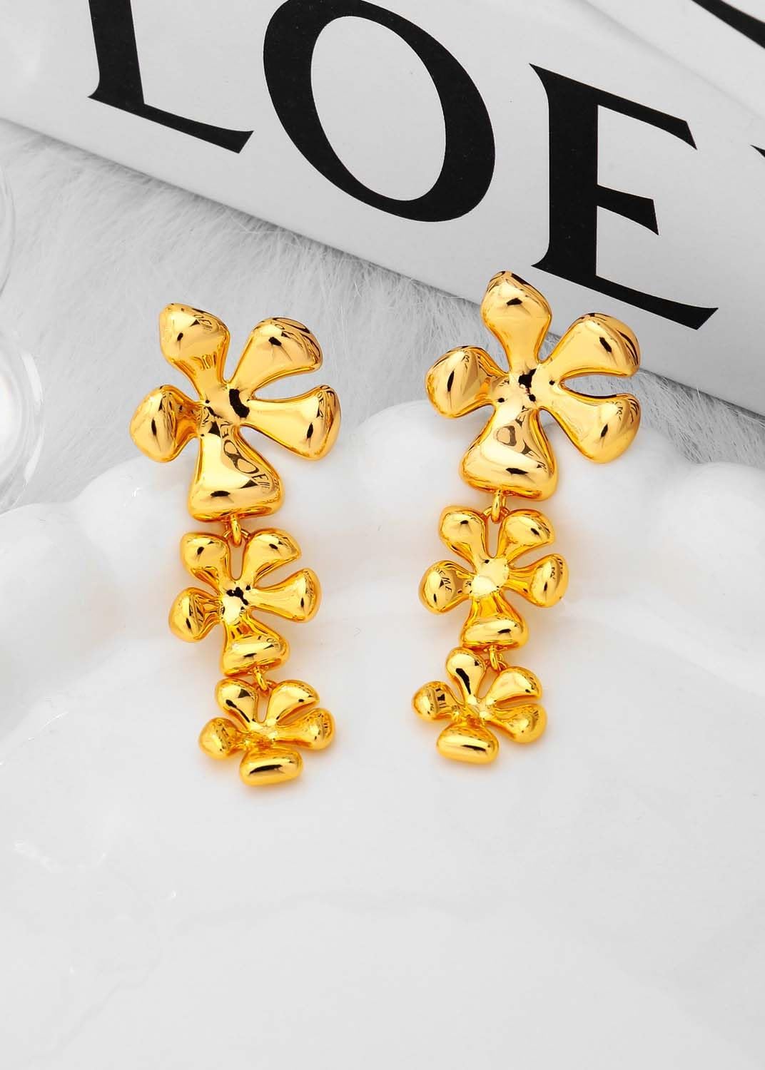 Detalle 2 de LILIE&WHITE Gold Ohrhänger für Damen mit Blumen-Design – zeitloser Schmuck für jeden Anlass