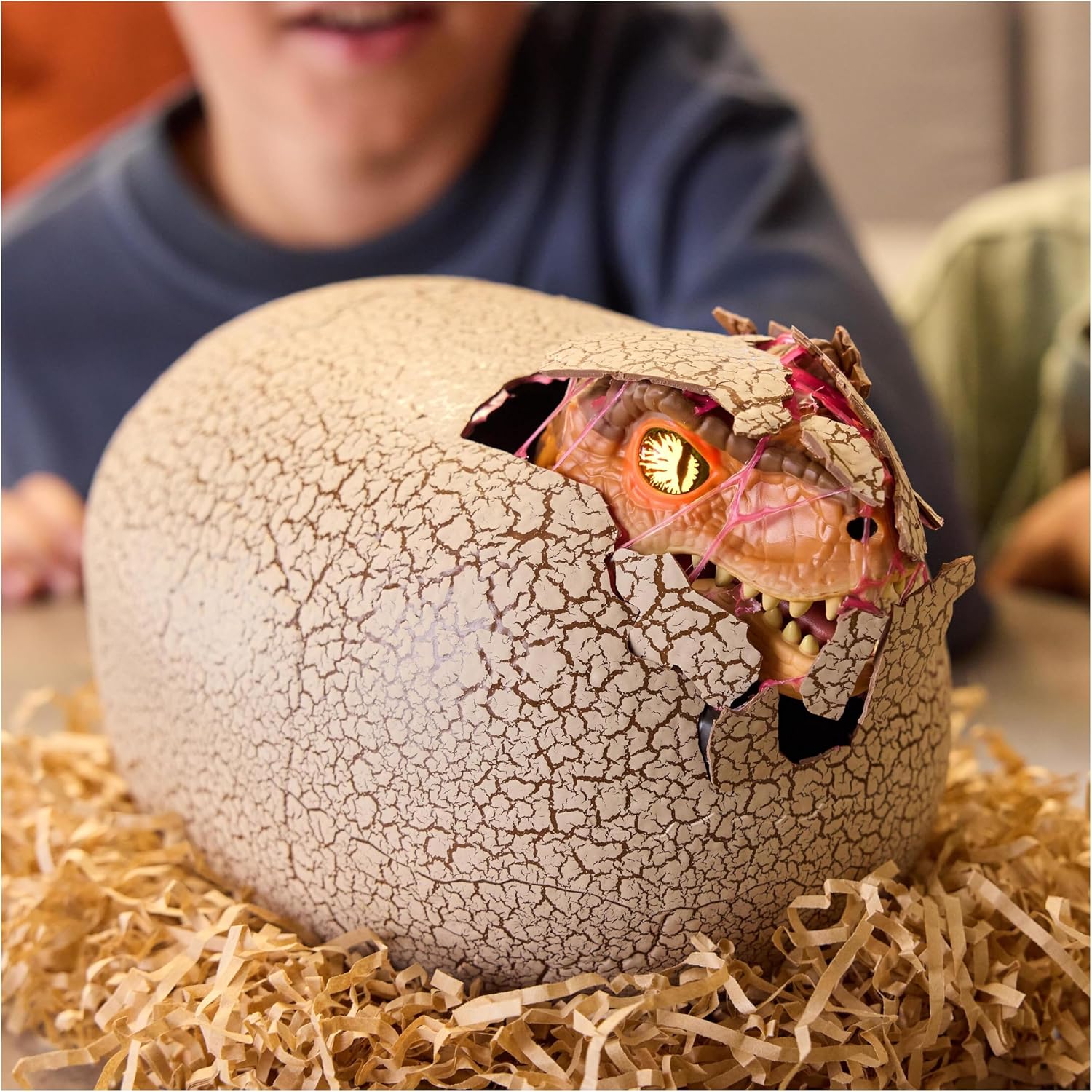 Detalle 2 de Primal Hatch Jurassic World Interactive Dinosaur: Hatch, Train and Play with Your Own Baby Dino