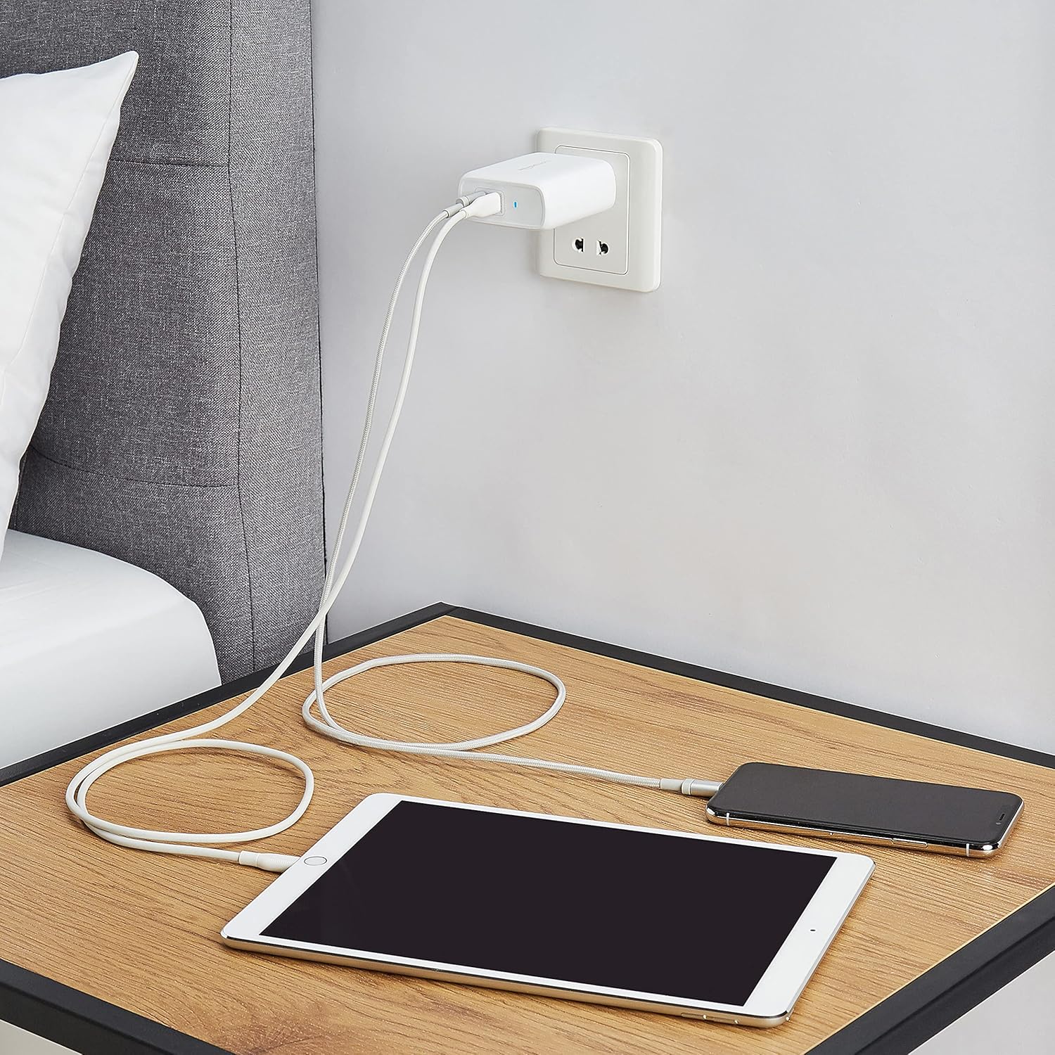 Detalle de Amazon Basics Chargeur mural USB-C 2 ports 68W GaN – compact et sûr pour PC, tablette et téléphone