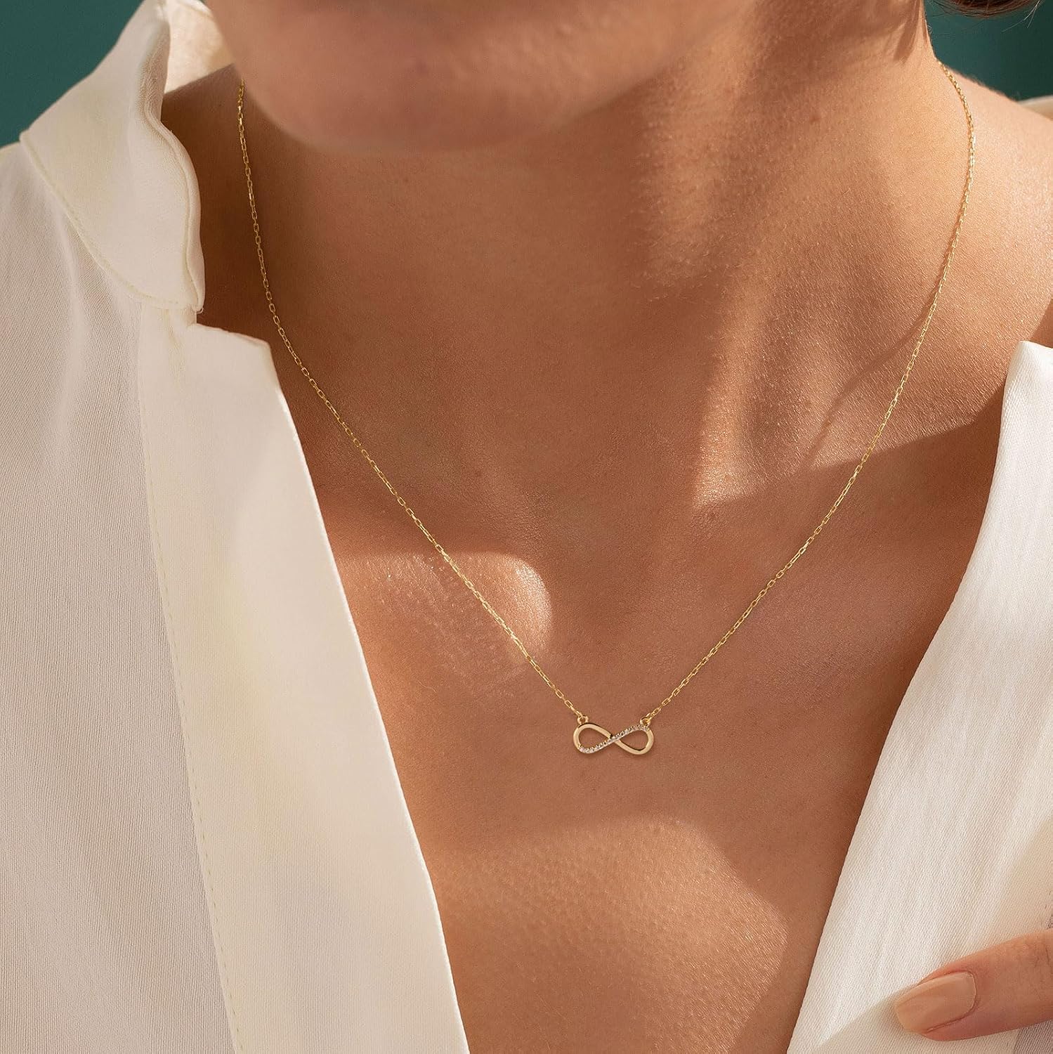 Detalle de HANLI vergoldete Halskette für Damen mit 14K Gold-Finish und zarten Anhängern (42 cm) – hypoallergen