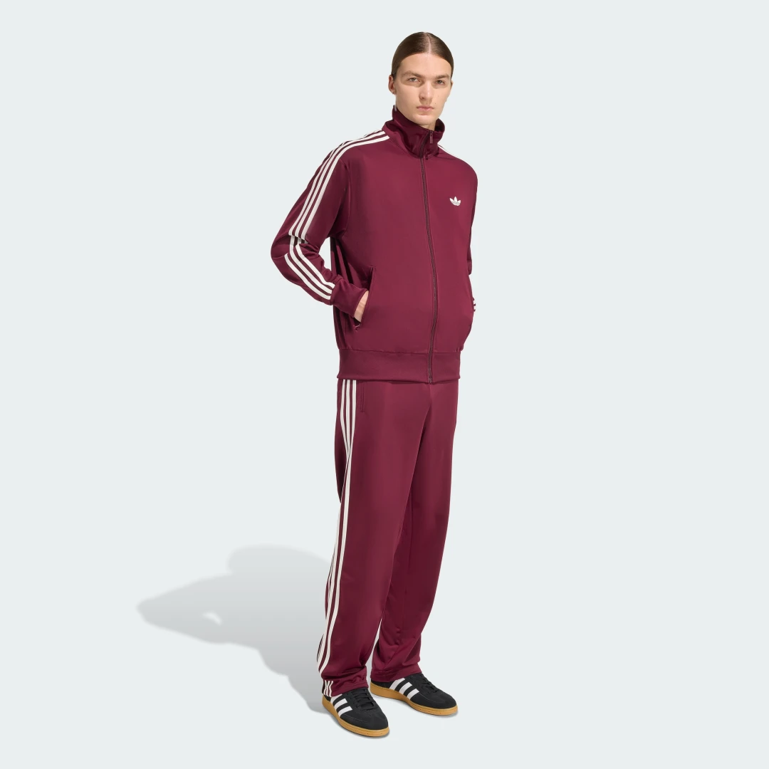 Detalle de Chaqueta Firebird de Adidas en Burgundy
