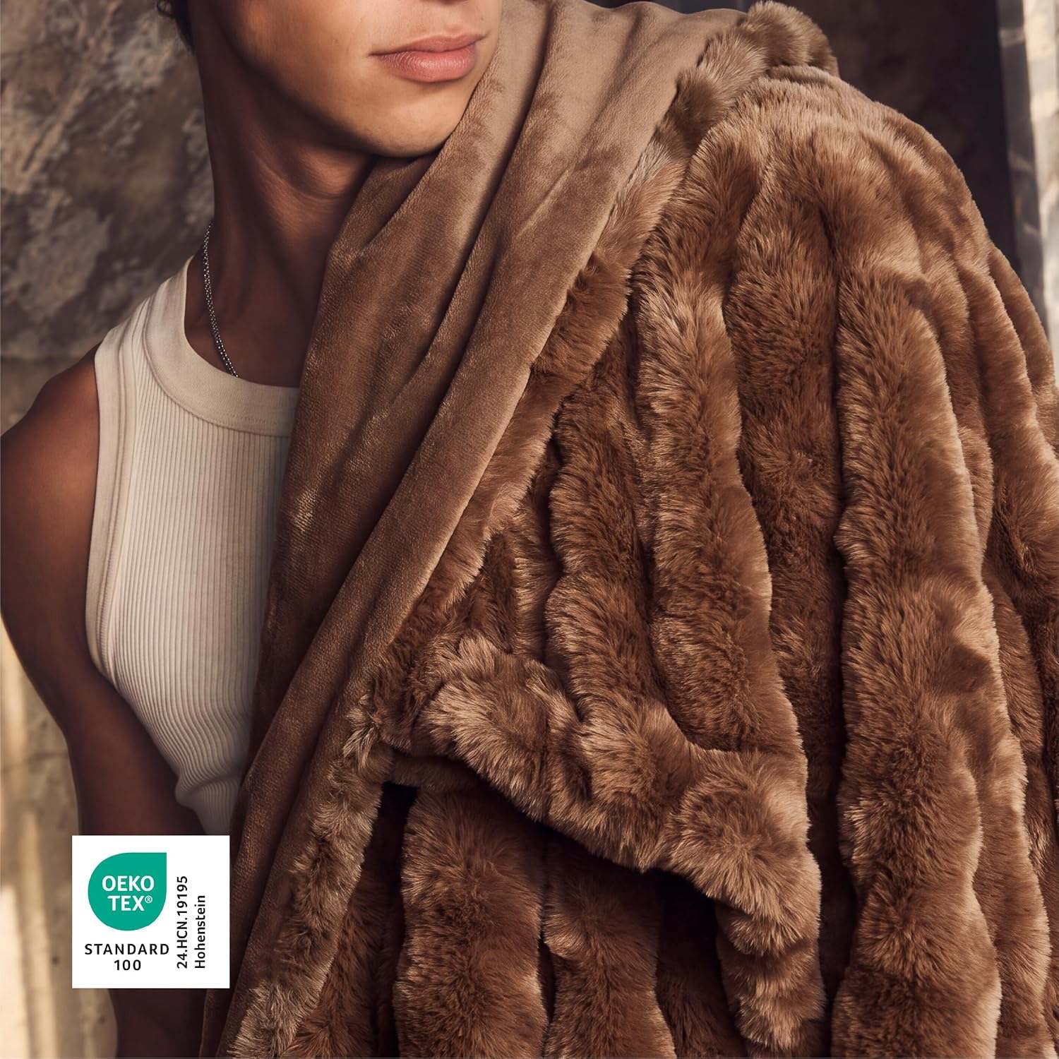 Detalle de Bedsure Faux Fur Throw Blanket, 50 x 60 in