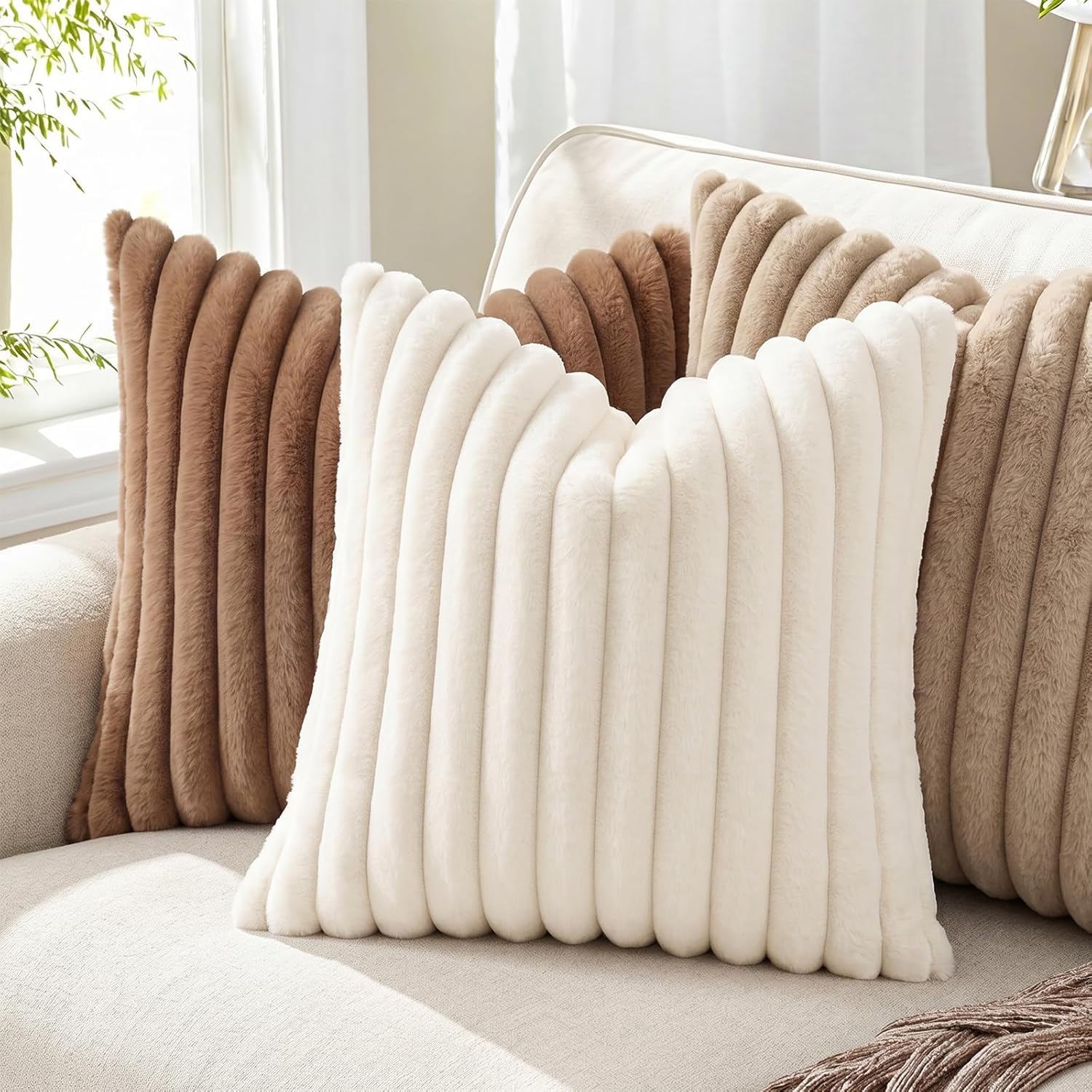 Detalle 2 de Pallene Faux Fur Plush Throw Pillow Covers (Set of 2) 18x18 in Cream White
