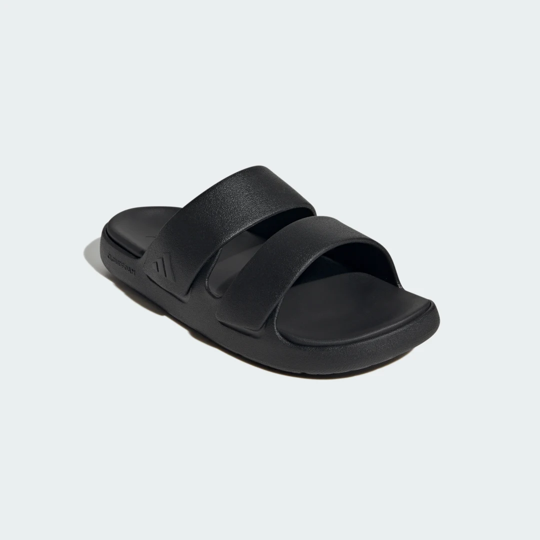 Detalle de Sandalias ZNSORY de Adidas en negro: comodidad para el verano