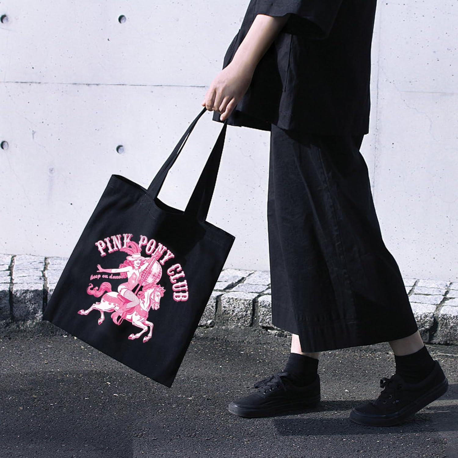 Thumbnail 1 de Puedno Singer Fans Tote Bags, Pink Pony Club – a practical fan tote worth considering