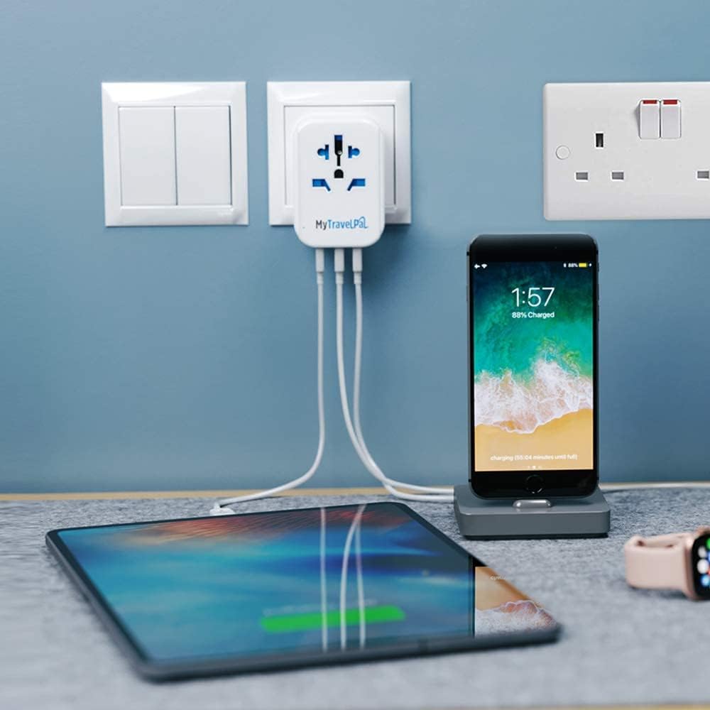 Thumbnail 6 de MyTravelPal US to UK Plug Adapter with USB Ports (Type G, UK safety standards)