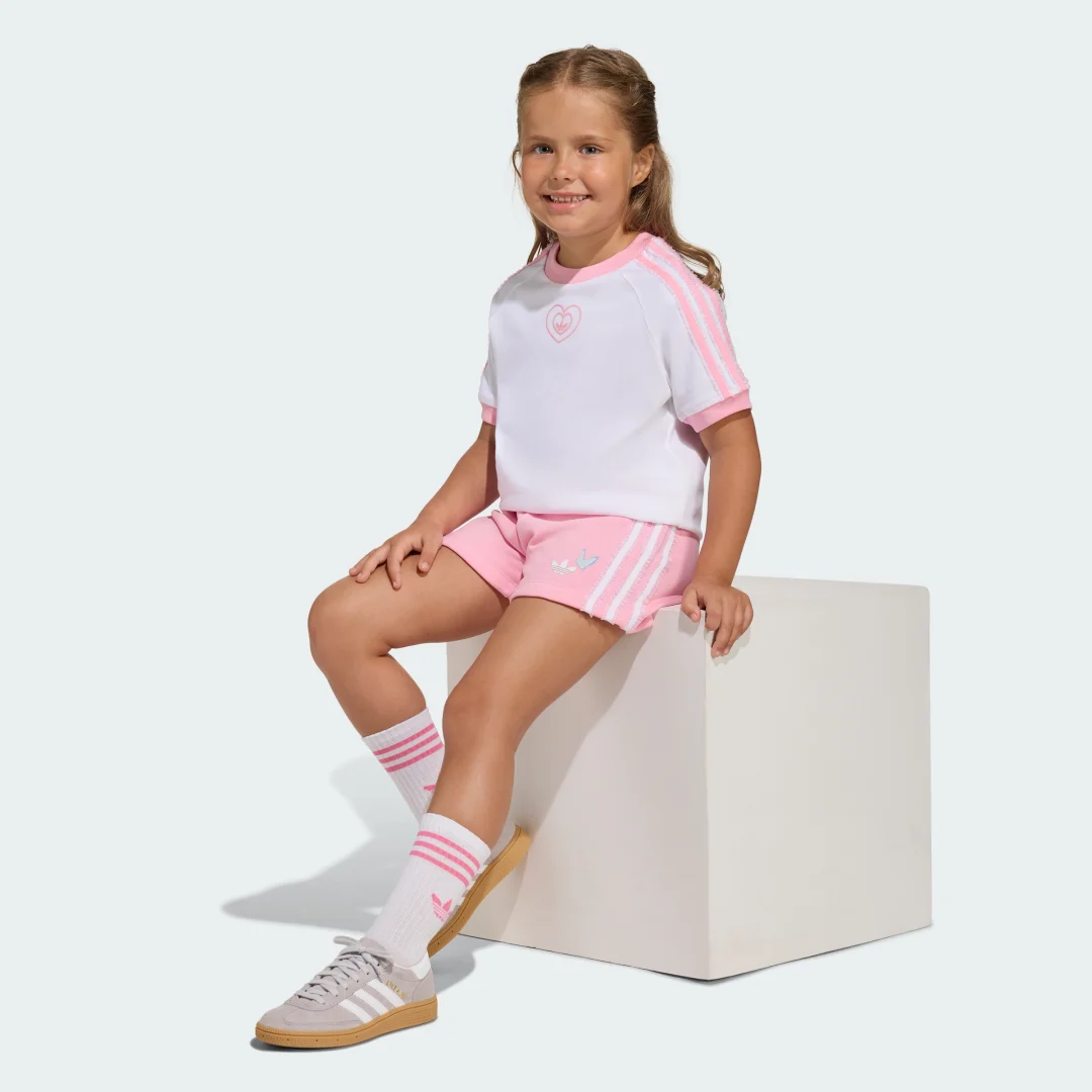 Detalle de Conjunto de camiseta y pantalón corto Adidas Disney — comodidad y estilo para fans en casa y al aire libre