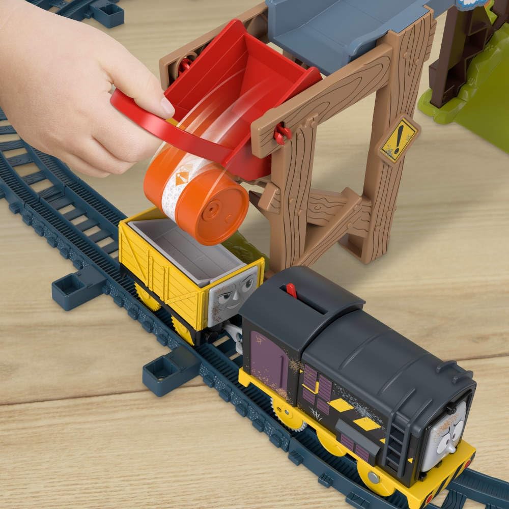 Detalle 2 de Thomas & Friends - Pista Cantiere di Diesel: set di trenino motorizzato con montacarichi e scivolo