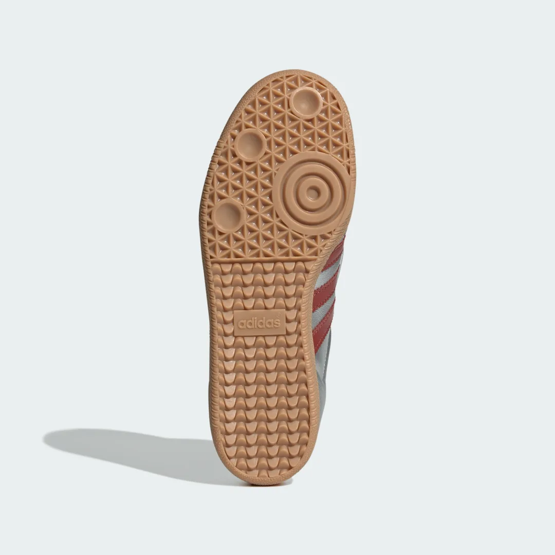 Detalle de Zapatilla Samba LT de Adidas: plateado, un toque atemporal para tu día a día