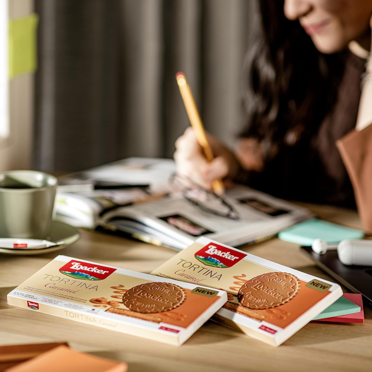 Detalle de Loacker Tortina Caramel: croccanti wafer, crema al caramello e cioccolato al latte in confezione convenienza