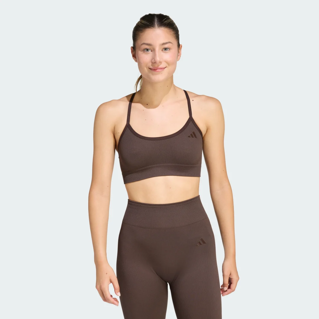 Detalle de Adidas Essentials: sujetador de punto para entrenamientos de bajo impacto
