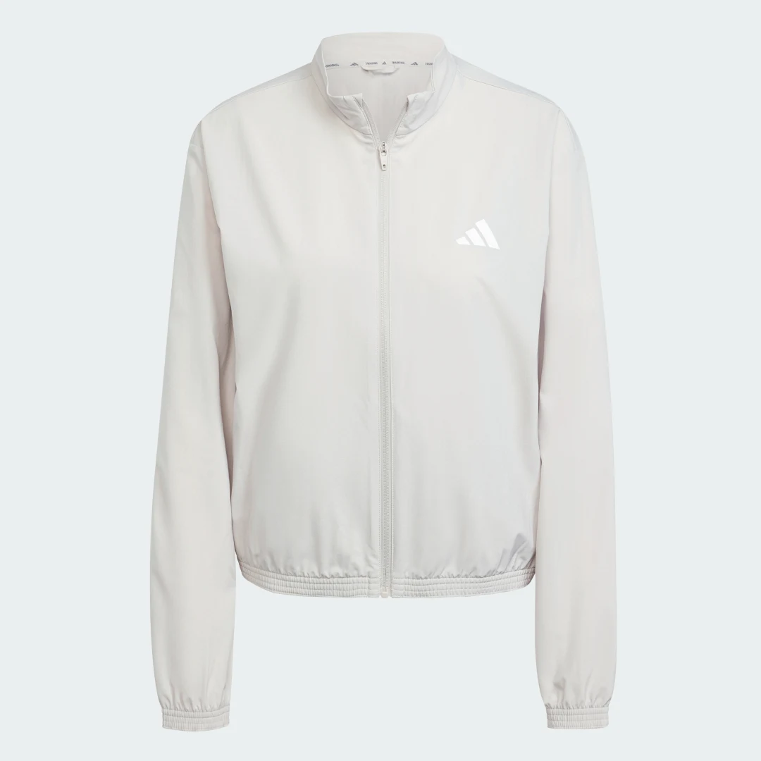 Detalle 2 de Chaqueta Train Essentials Woven Warm-Up 3 bandas de Adidas — versátil y cómoda para entrenar y combinar