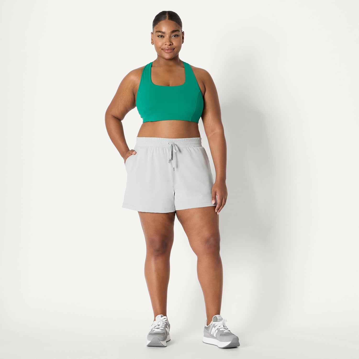 Thumbnail 5 de Amazon Essentials Damen sportliche weiche Sweatshorts mit leichtem Stretchanteil (ca. 8,9 cm Innenbeinlänge)