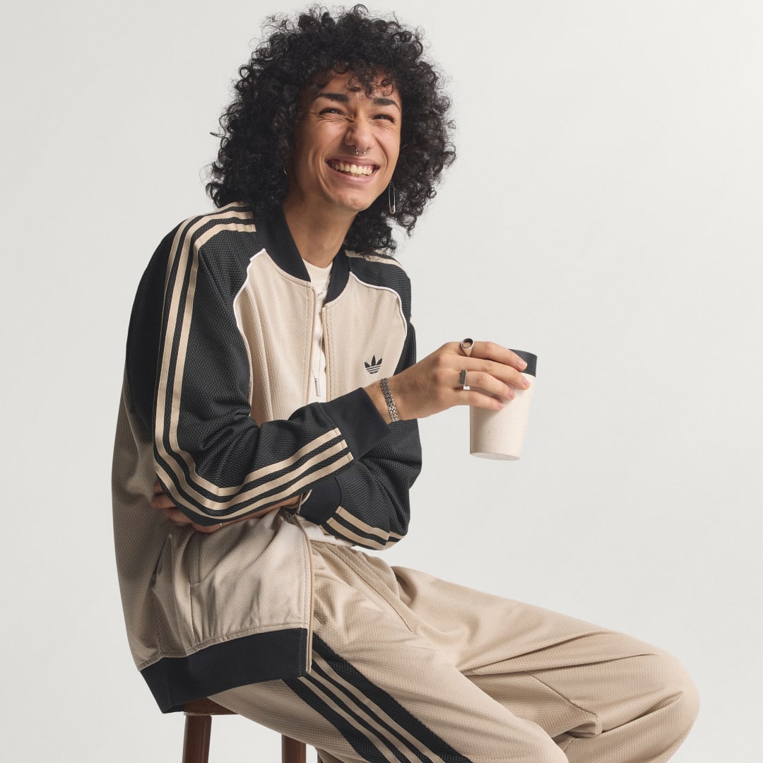 Detalle de CHAQUETA DEPORTIVA HOLGADA DE MALLA – Adidas, beige