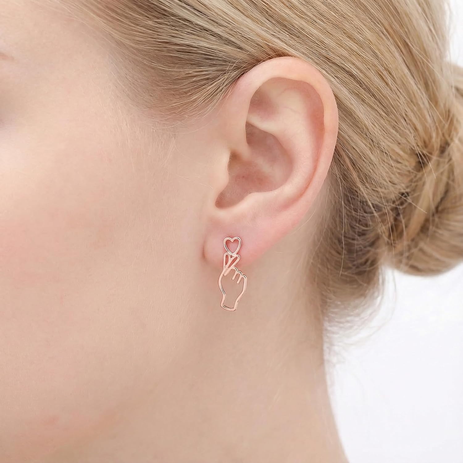 Detalle de SLUYNZ 925 Sterling Silver Heart Stud Earrings – Sweet Love Heart Post Studs