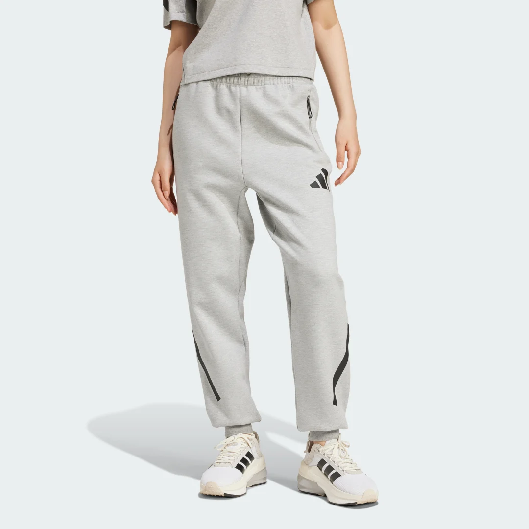 Detalle de Pantalón adidas Z.N.E. gris – comodidad y estilo para entrenos y descanso