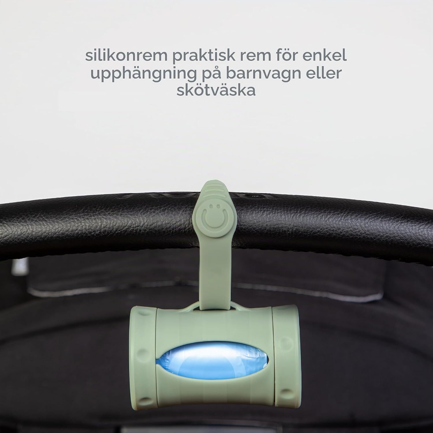 Detalle 2 de Ubbi On-the-Go blöjpåsedispenser, infällbar med silikonrem, salviagrön