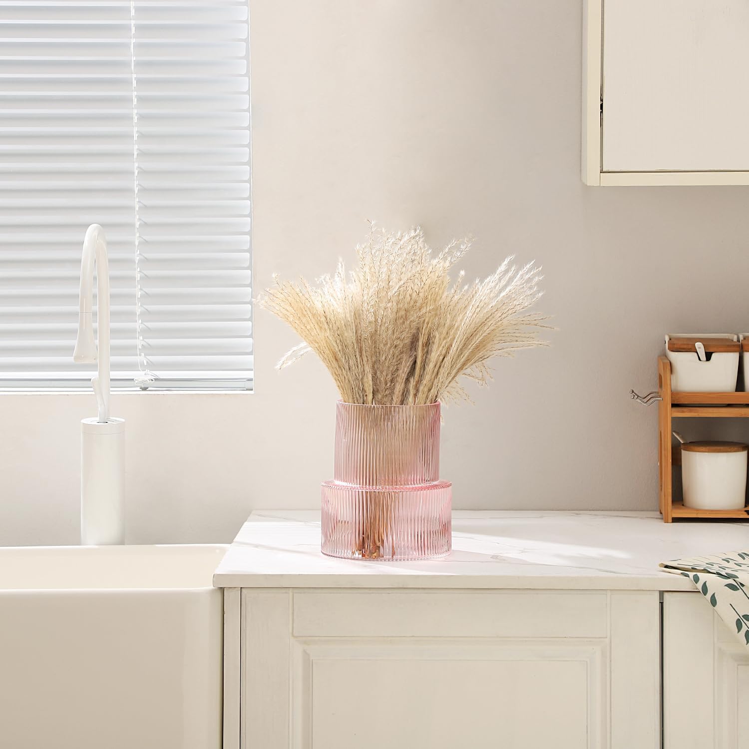 Detalle 2 de KAYLETIN KAYLETIN roze glazen bloemenvaas, geribbeld, 18 cm