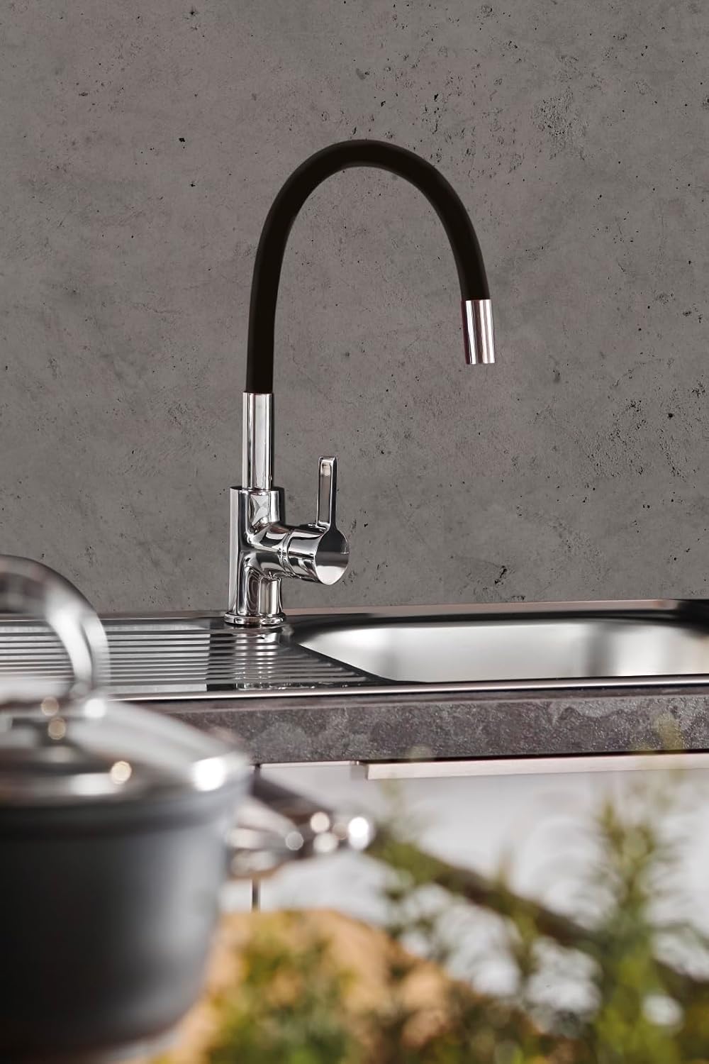 Detalle de aquaSu® Lago Multi 2.0 – bateria kuchenna chromowo-czarna z elastyczną wylewką