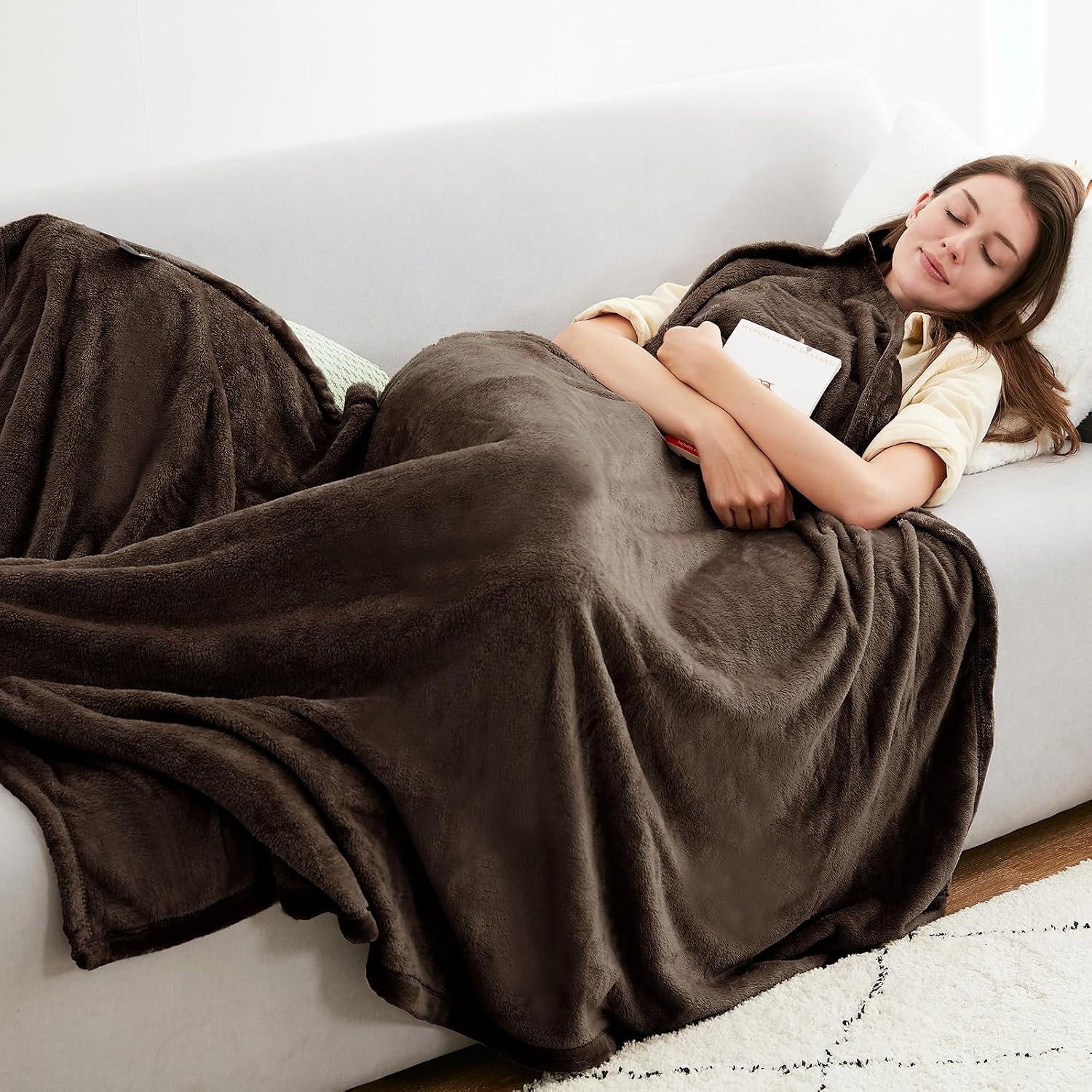 Detalle de EHEYCIGA Fleece Blanket 130x165cm in Brown – Soft, Warm Throw for Sofas and Beds