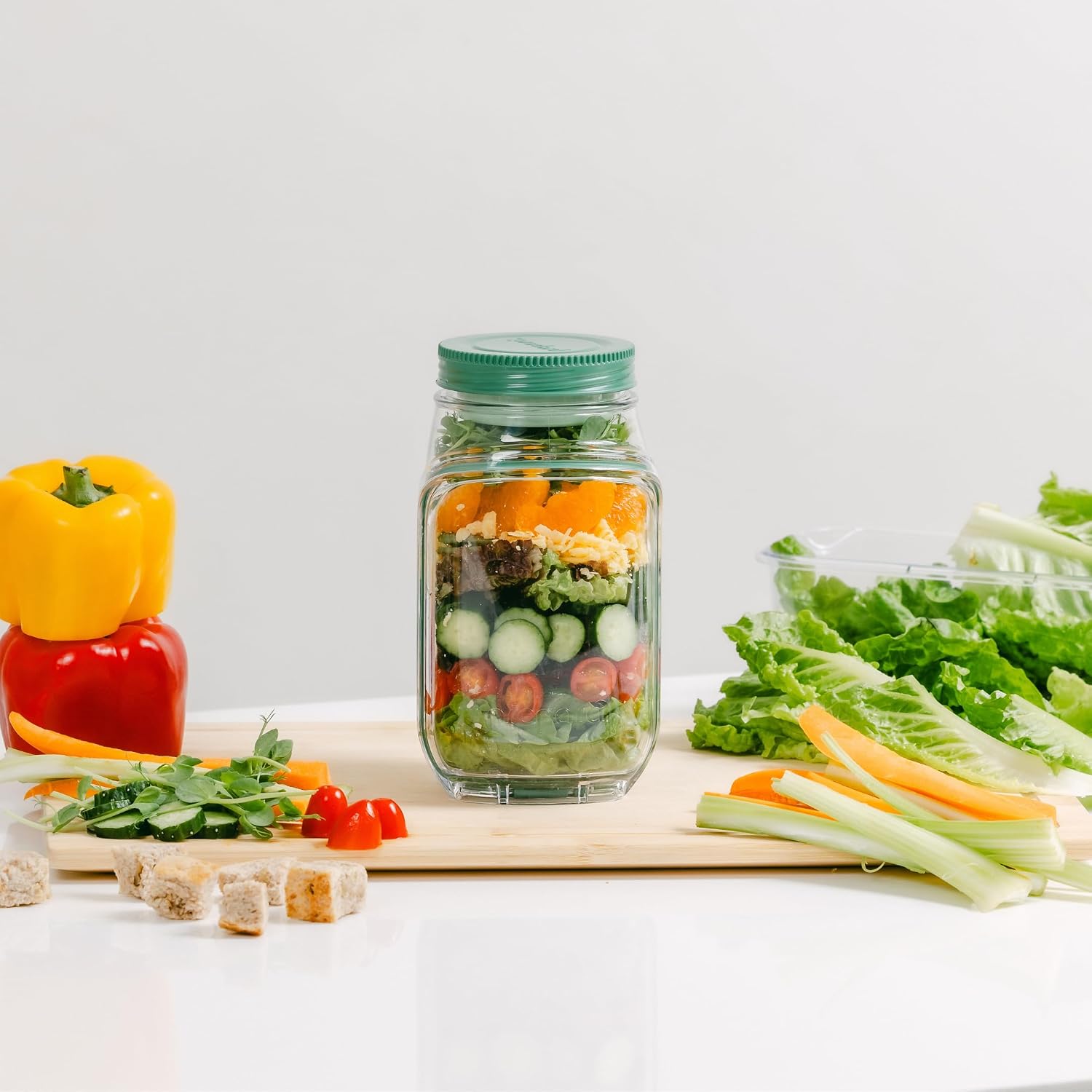 Detalle de Prepara The Original Salad Pod for fresh, mess-free layered salads