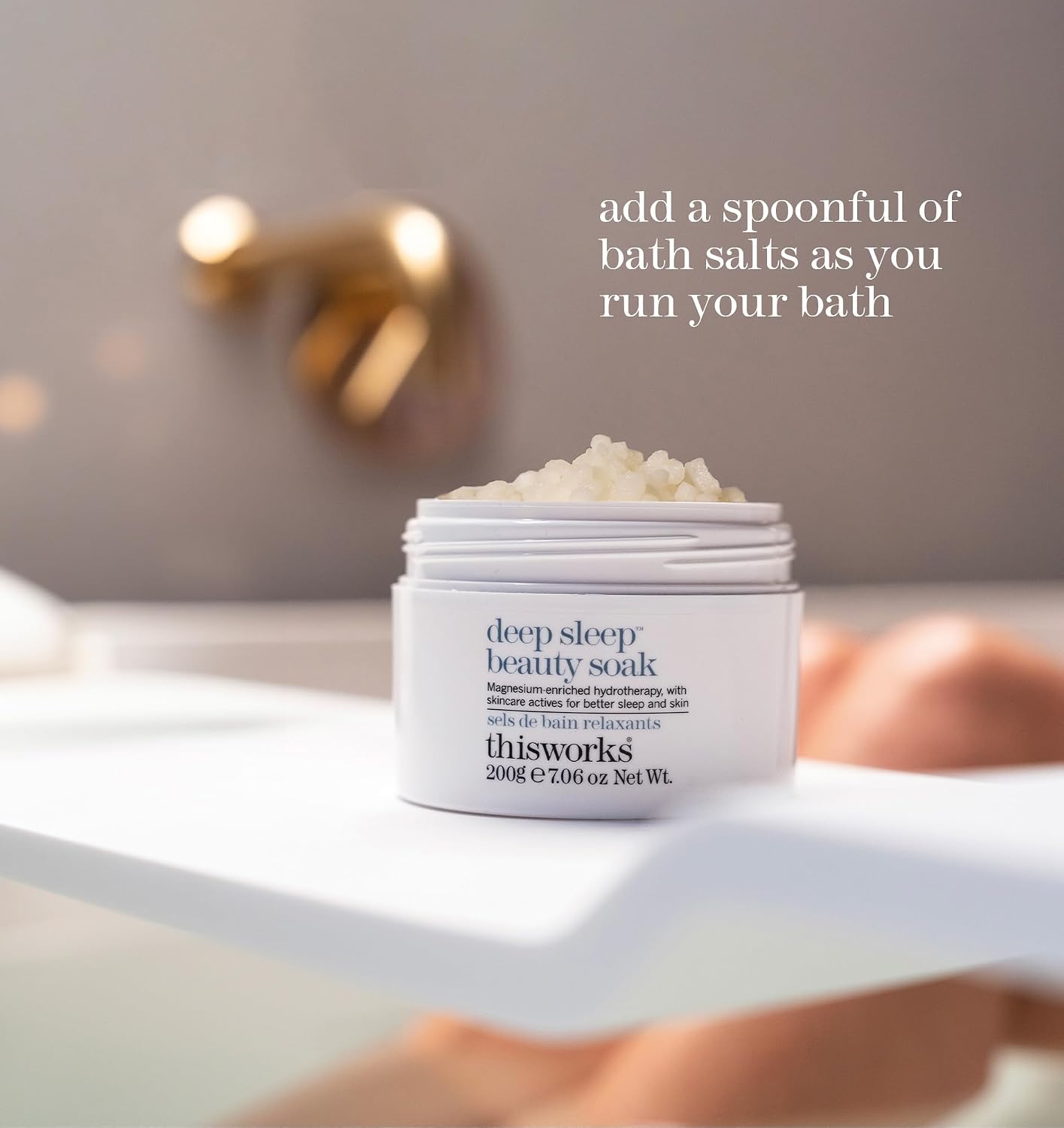 Detalle 1 de This Works Deep Sleep Beauty Soak bath salts
