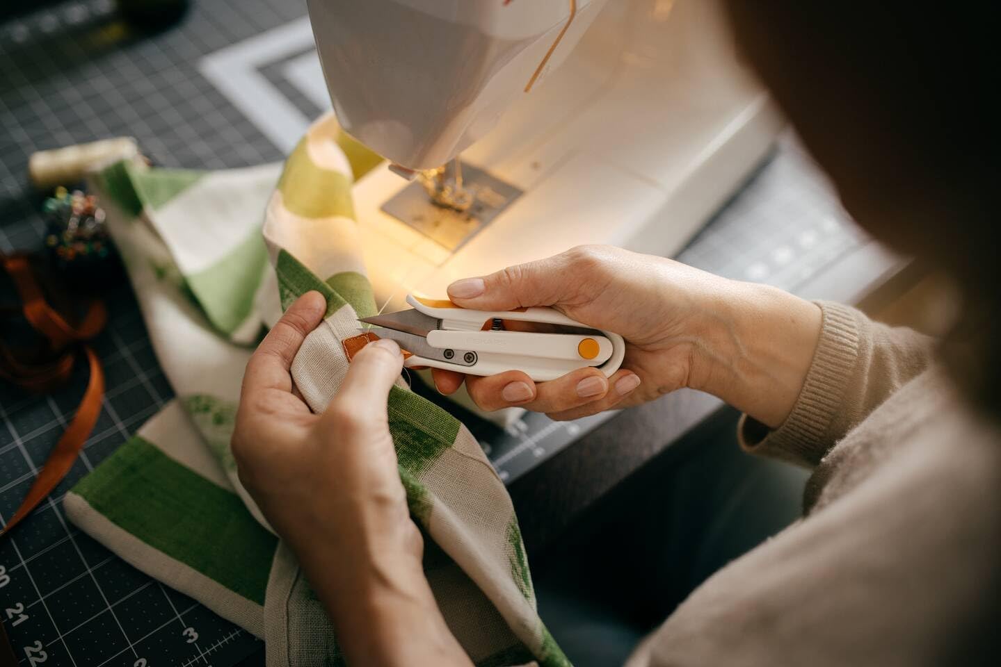 Detalle de Fiskars Softgrip trådsax för höger- och vänsterhänta med blad i legerat stål