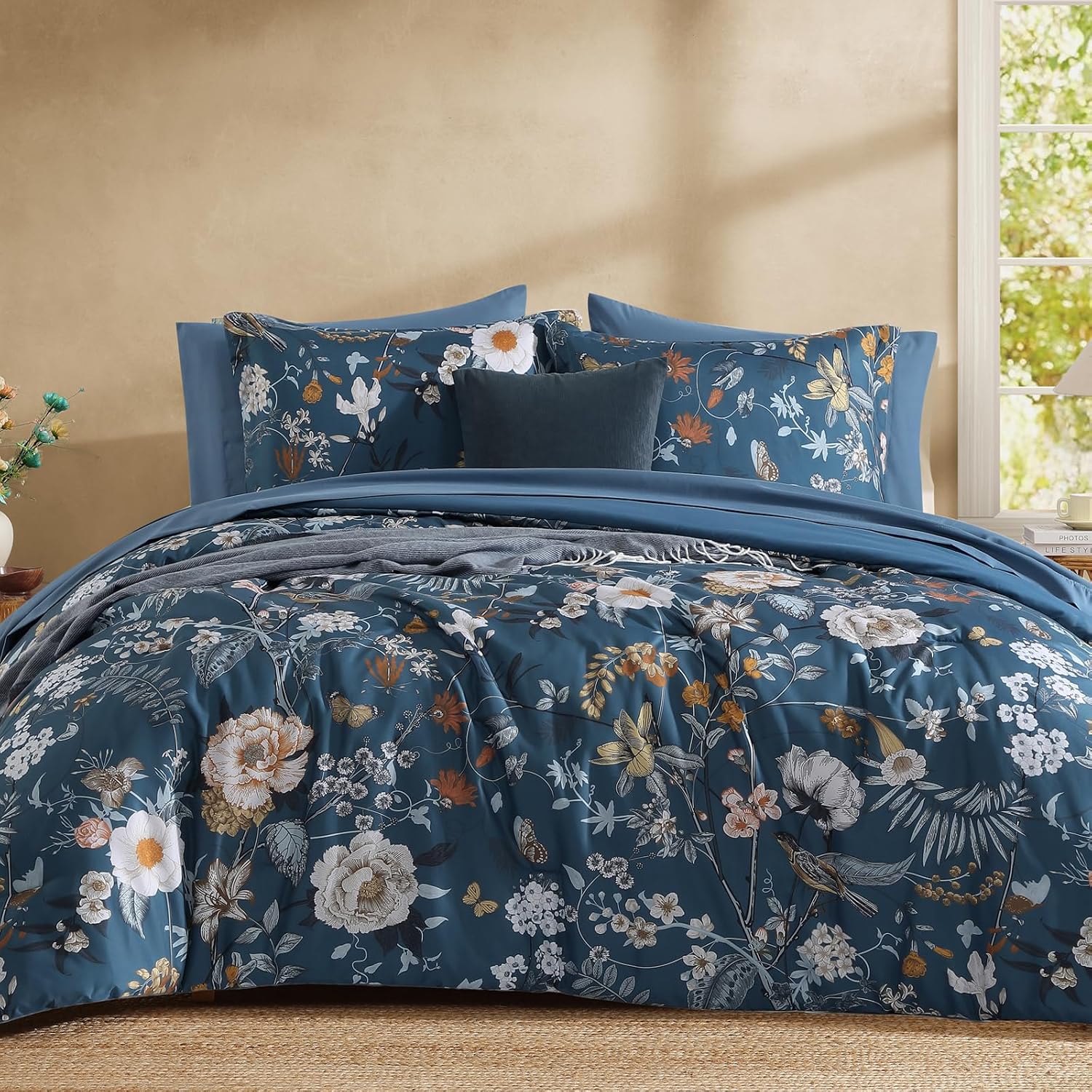 Detalle de CASAAGUSTO California King Comforter Set, Blue Floral & Butterfly 7-Piece Bed-in-a-Bag