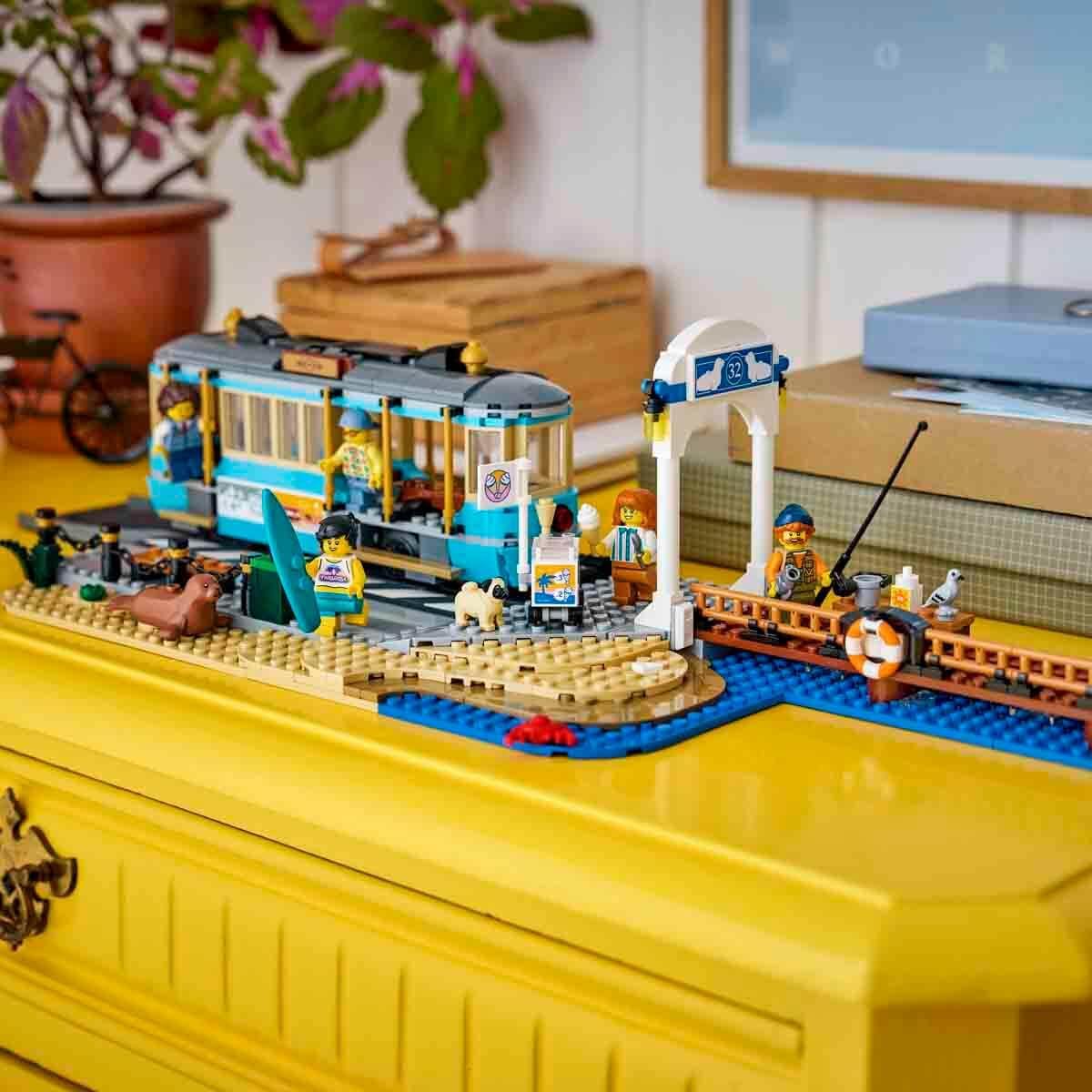 Thumbnail 1 de LEGO City Klassische Strandstraßenbahn 60506 – Spielset mit Bahn, Anlegestelle, Eiswagen, 5 Minifiguren und 5 Tierfiguren