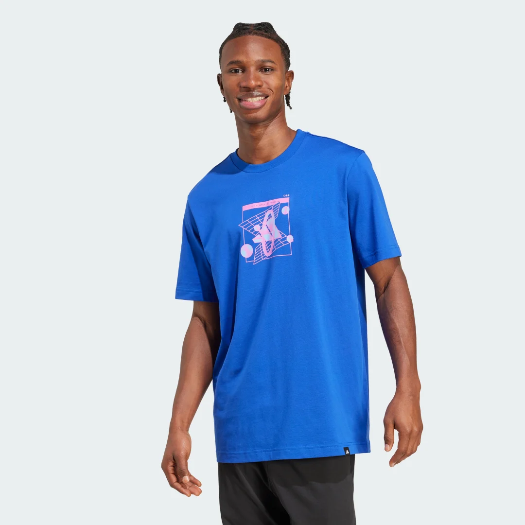 Detalle de Adidas camiseta retro azul con diseño futurista