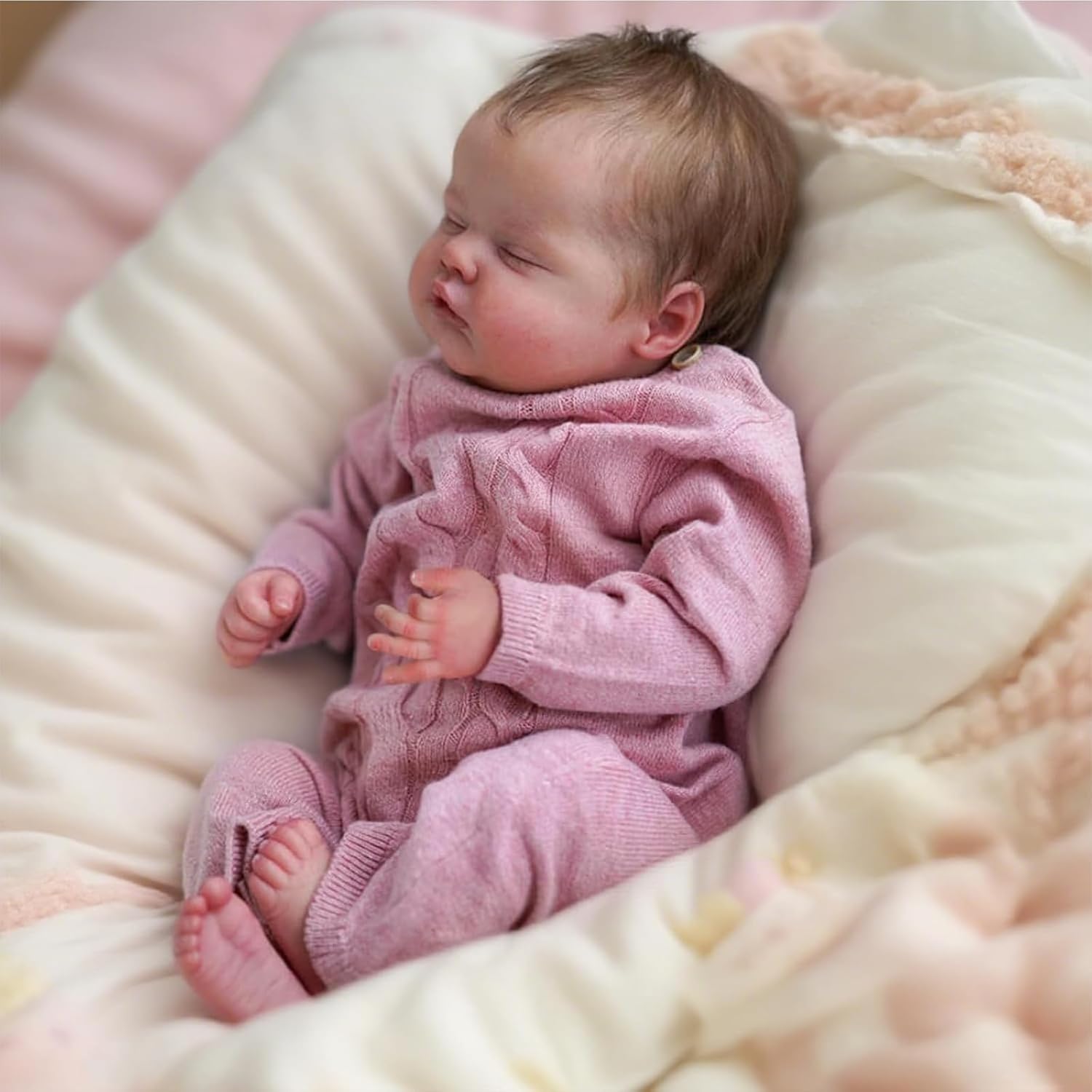 Detalle de WEQNT 2601 – lalka Reborn ze śpiącymi oczami, miękkim tułowiem i akcesoriami