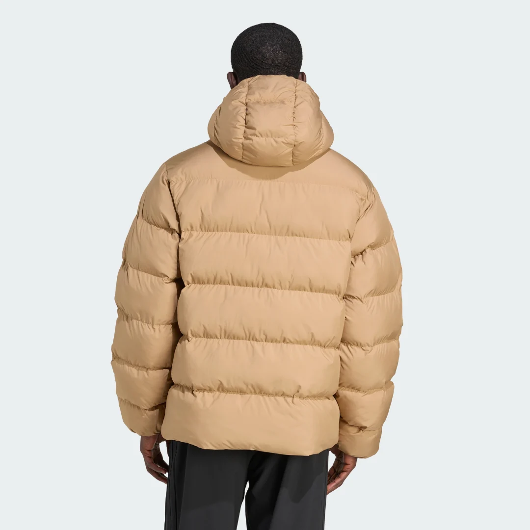 Detalle de Chaqueta con capucha Tonal Puffer de Adidas – marrón