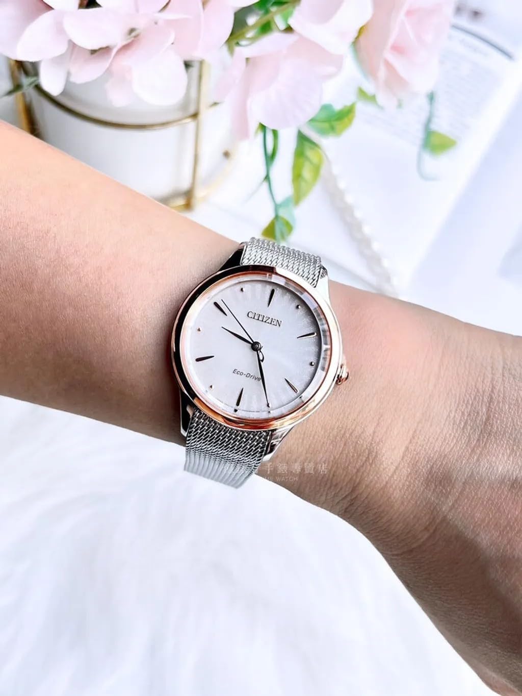 Detalle 2 de CITIZEN EM1156-80X Analog Quarz Uhr 32 mm