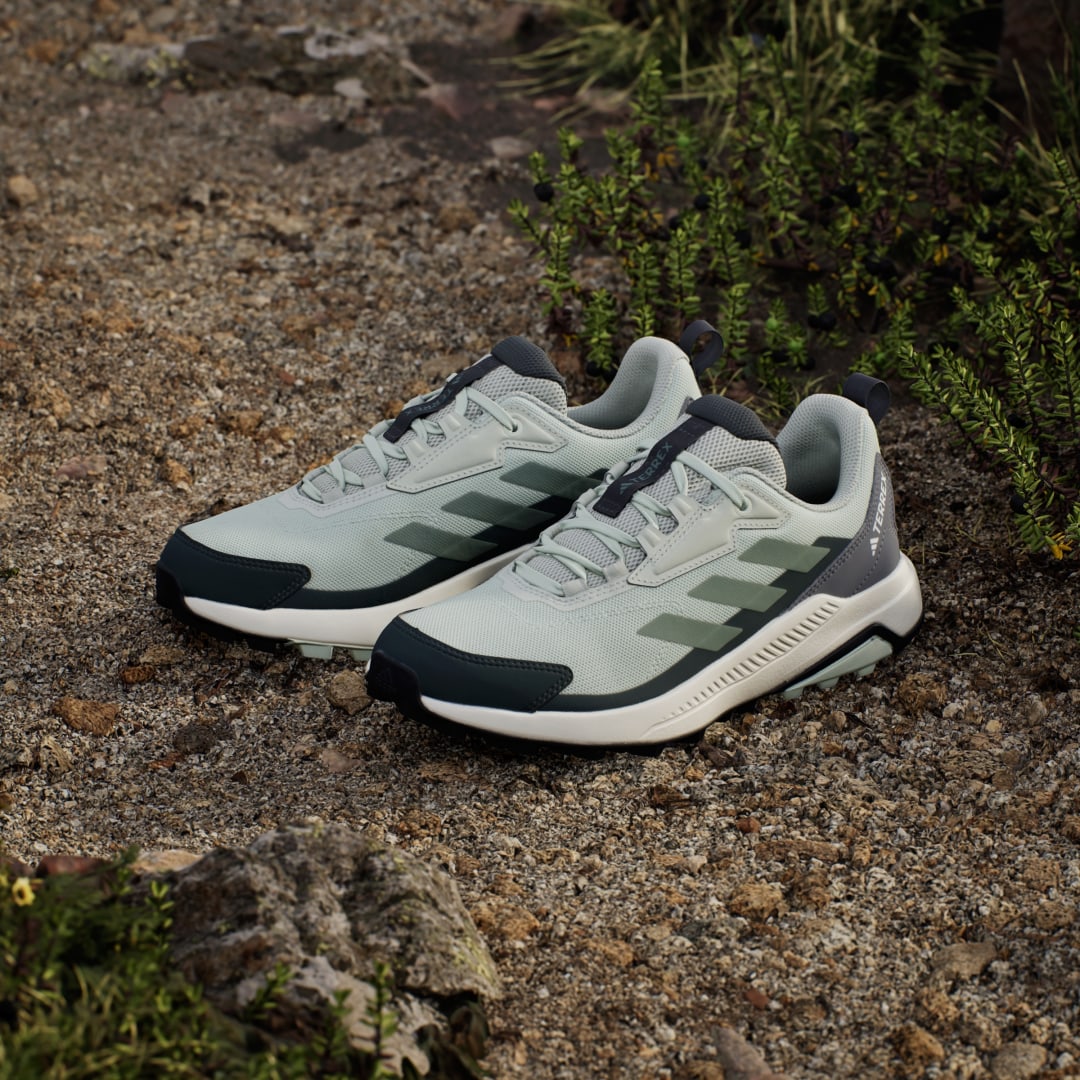 Detalle de Zapatilla Terrex Anylander Hiking de Adidas — versión Verde para rutas y senderos