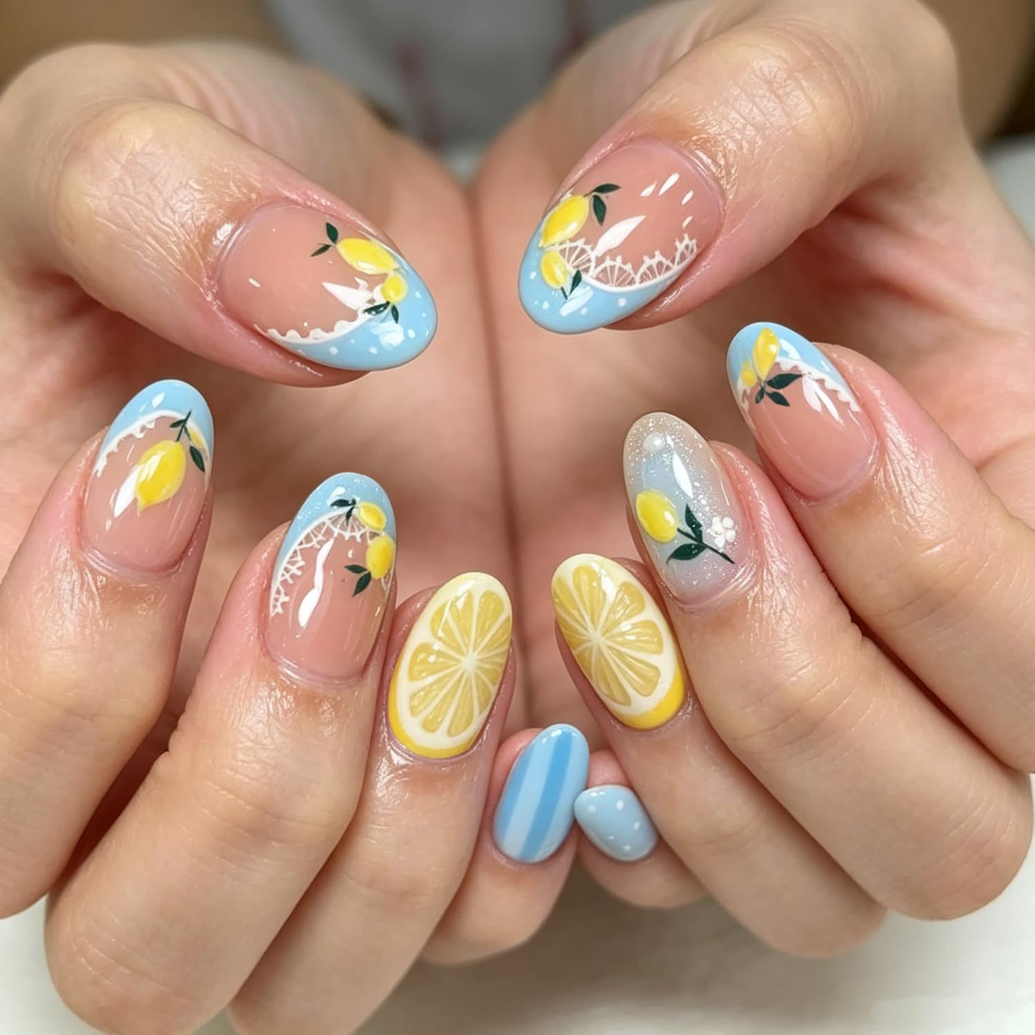 Detalle de Short Almond Press-On Nails, 24-Piece Kit