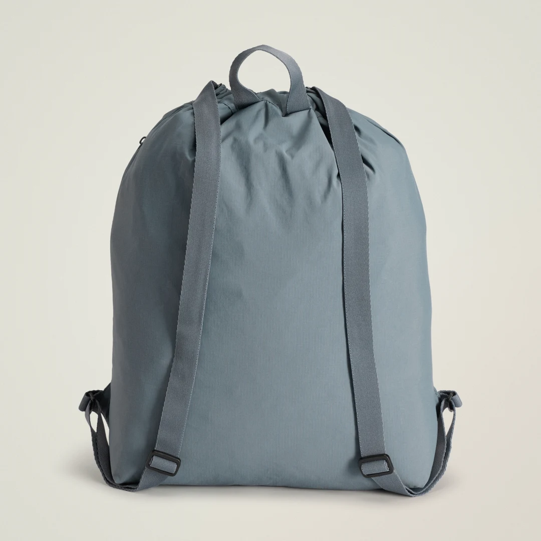 Detalle de Mochila saco adidas by Stella McCartney (negro) – estilo urbano y sostenibilidad