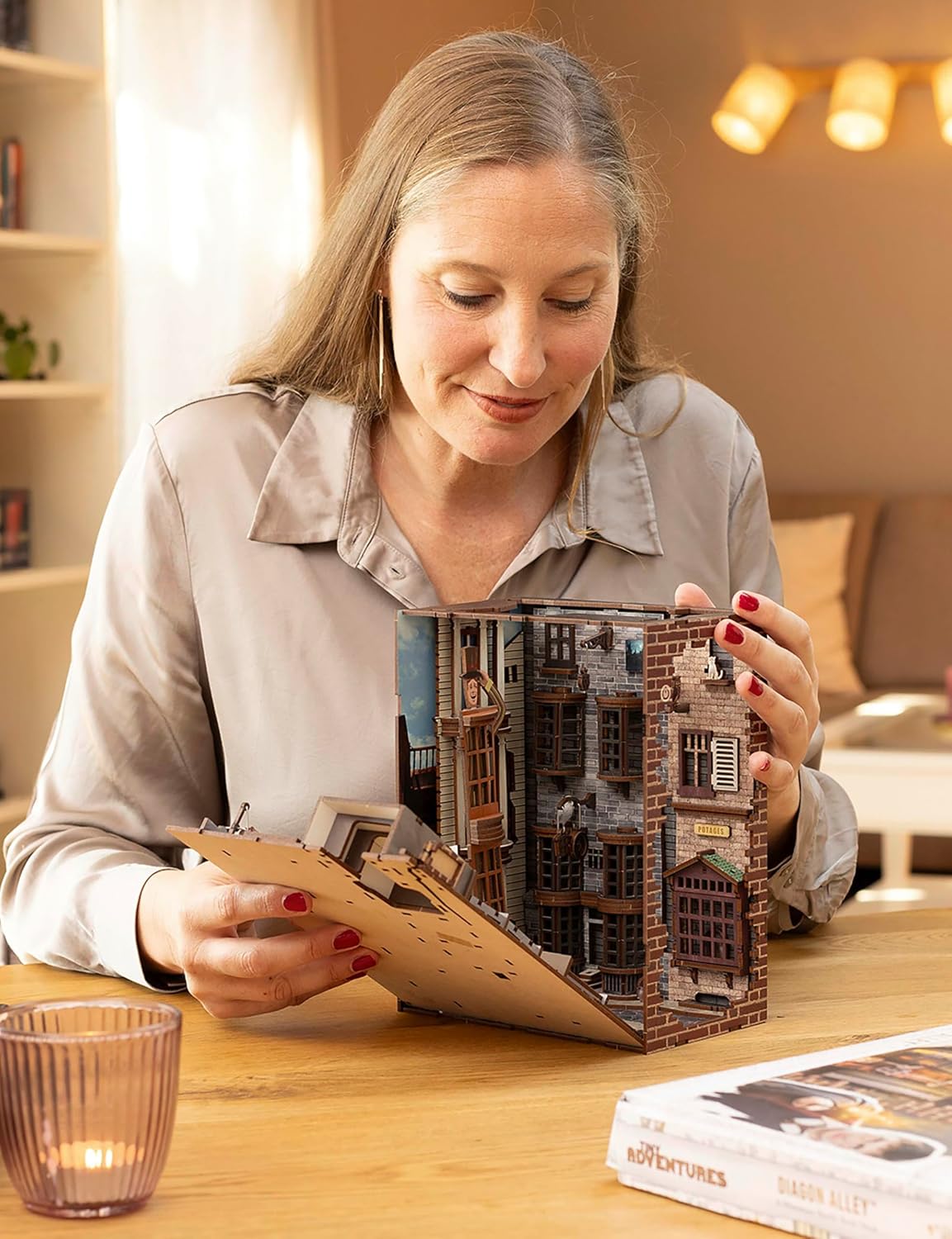 Detalle 1 de Revell Tiny Adventures Diagon Alley Harry Potter Book Nook, 202-delig