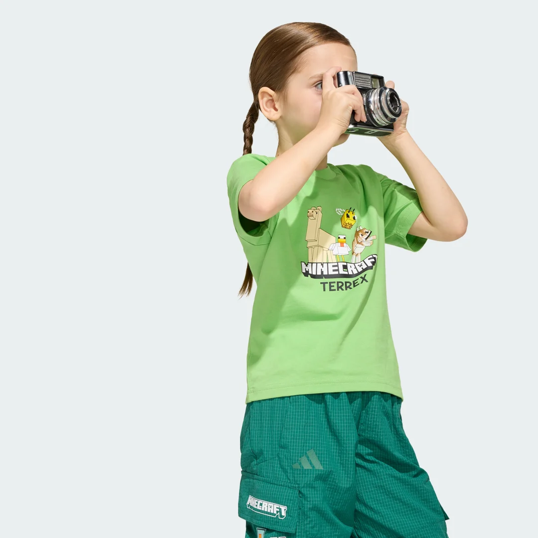 Detalle de Camiseta adidas Minecraft Terrex: verde para fans que buscan comodidad y estilo outdoor